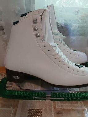 Riedell Emerald Ice Skates (Size 9) White